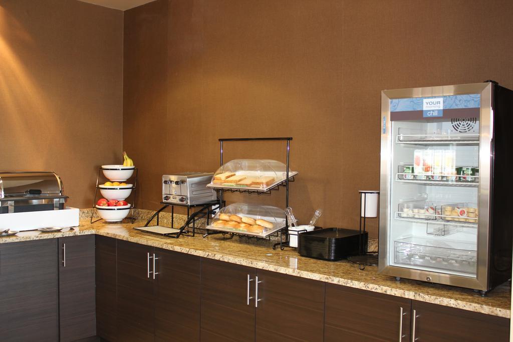 Comfort & Edmonton International Airport Hotel 4*