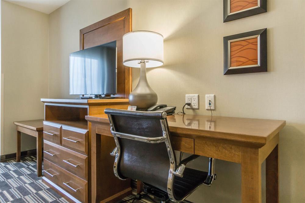 Comfort & Edmonton International Airport 4*