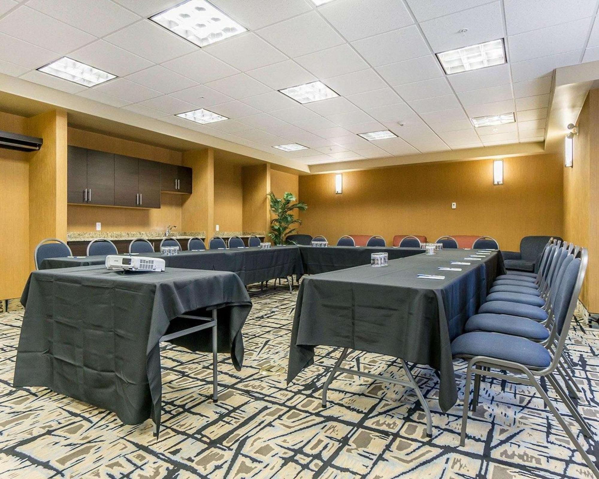 Comfort & Edmonton International Airport Hotel 4*