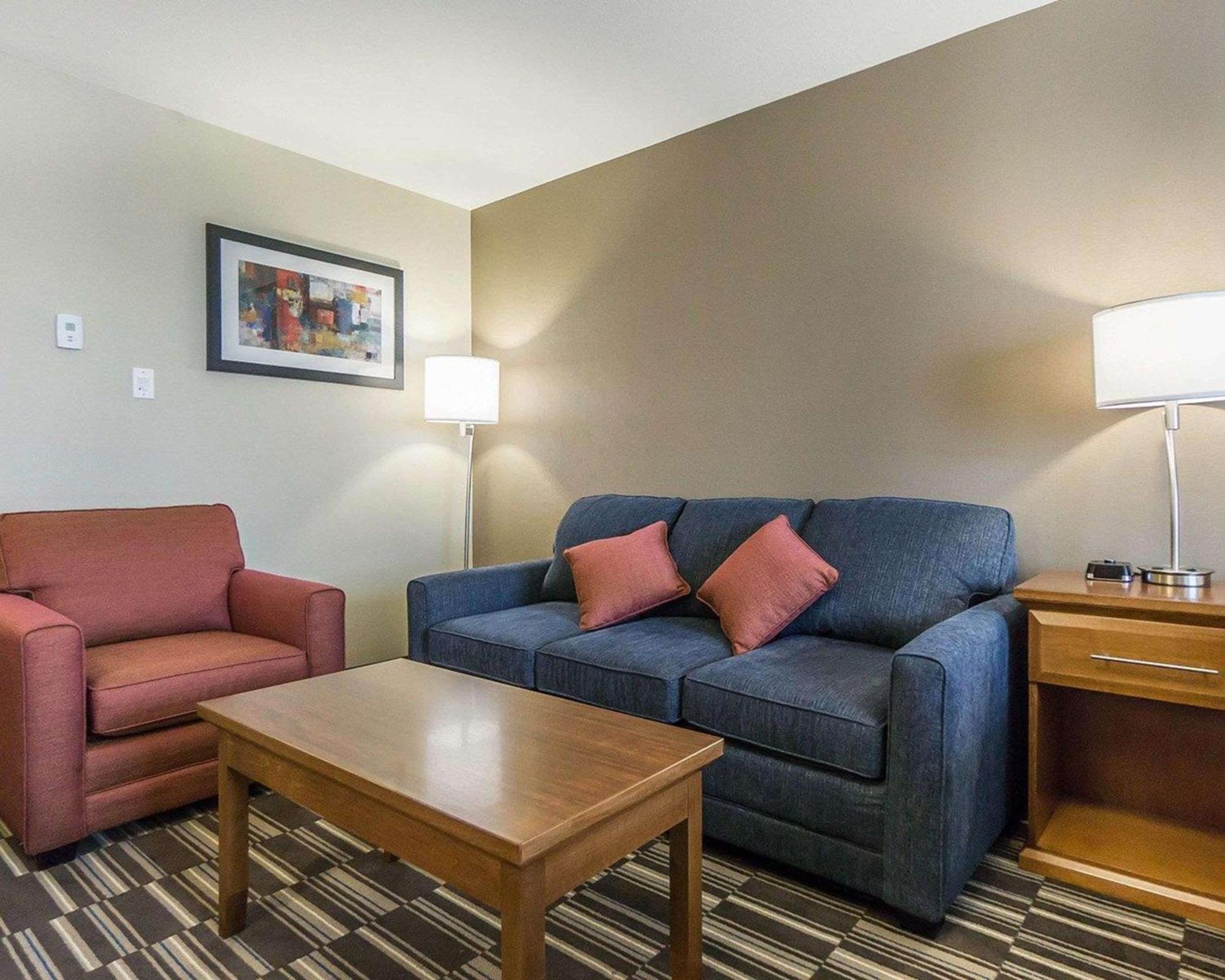 Comfort & Edmonton International Airport 4*