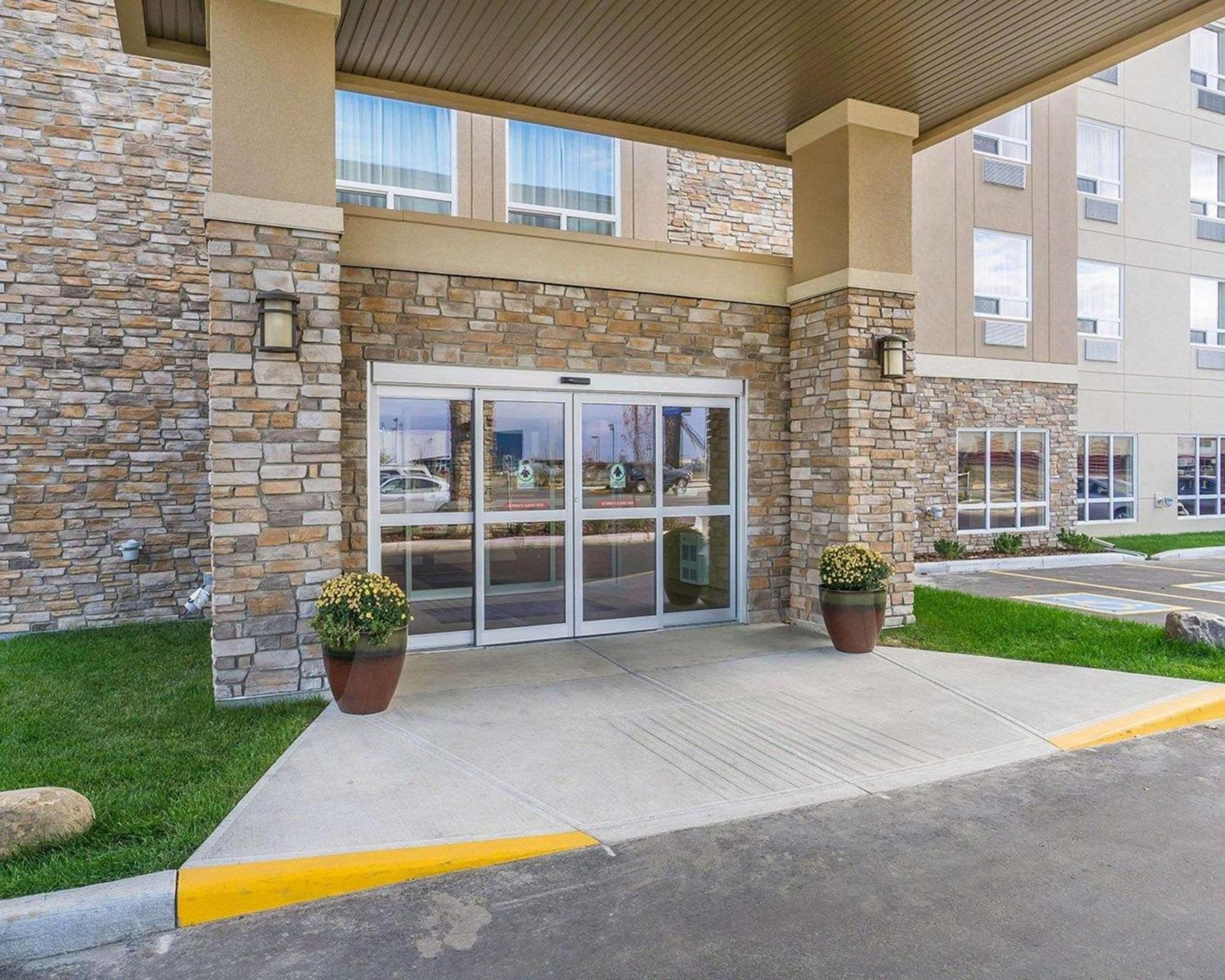 Comfort & Edmonton International Airport Hotel Nisku