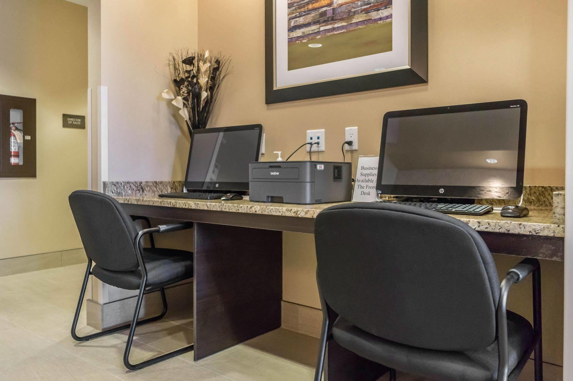 Comfort & Edmonton International Airport 4*